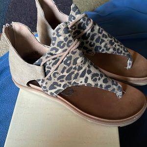 NIB Very G sandals size 9.5 leopard print